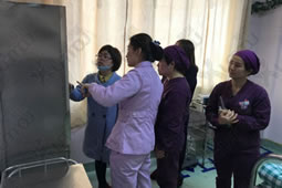 華謀咨詢?yōu)槟翅t(yī)院進(jìn)行6s打現(xiàn)場造驗(yàn)收